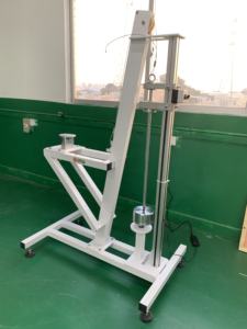 GB 811 <span class=keywords><strong>Machine</strong></span> d'essai de casque de laboratoire Testeur de stabilité du dispositif de fixation de casque de moto - Product Image 3