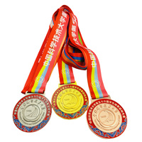 Medalla de aleación de zinc chapada en oro personalizada al por mayor, con contorno irregular, impresión a color, artesanía de fundición, lavable y con forma.