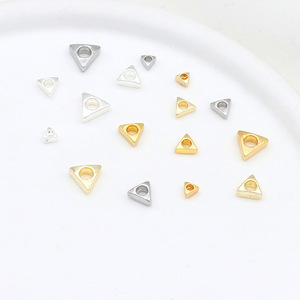 Cuentas triangulares de oro de 18k que conservan el color y cuentas espaciadoras plateadas para la fabricación de joyería DIY. - Product Image 4