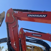 Excavatrice Doosan DX225 de classe Elite Suprême, robuste et performante, idéale pour les travaux de construction routière, d'aménagement paysager et de drainage