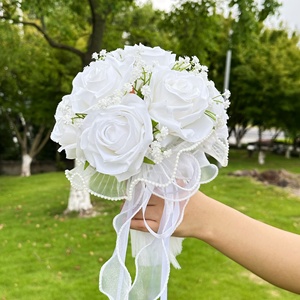 Bouquet da sposa artificiale con rose bianche, gypsophila, pizzo e nastro con nappe per matrimonio e fidanzamento - Product Image 1