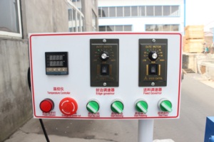 Machine <span class=keywords><strong>de</strong></span> chantournage et <span class=keywords><strong>de</strong></span> découpe <span class=keywords><strong>de</strong></span> chants en ligne droite avec alimentation automatique par plateau auxiliaire étendu et égalisation des extrémités <span class=keywords><strong>pour</strong></span> la réparation - Product Image 4