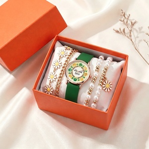 Ensemble de luxe 5 pièces : Montre pour femme avec 4 bracelets, cadran Amour Éternel, perles dorées et marguerites – Parure de bijoux tendance pour femme - Product Image 2