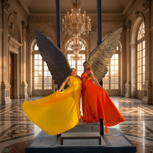 Robe de soirée fluide et vibrante pour la photographie à Dubaï, en satin jaune et orange, col licou, dos nu - Product Image 3