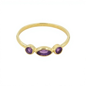 Bague minimaliste en argent 925 plaqué or jaune avec améthyste, sertie clos, tendance, pour usage quotidien, unisexe, bijoux fins - Product Image 1