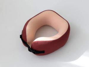 Oreiller de voyage en mousse à mémoire de forme de qualité supérieure avec sangle réglable pour un soutien portable du cou en avion, en train et en voiture - Product Image 2