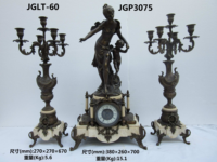 3 pièces d'horloges à mécanisme de style français antique, décorées de Vénus et de Cupidon, avec ensemble de candélabres