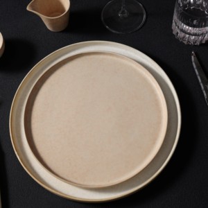 Plato Redondo Ovalado de Cerámica con Acabado Mate y Diseño de Puntos Rosados, Vajilla de Gres para Restaurantes de Alta Cocina y Hoteles de Lujo - Product Image 3