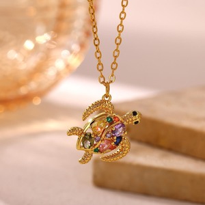 Collana con Ciondolo Tartaruga Marina in Acciaio Inossidabile Placcato Oro 18K con Zirconia Arcobaleno Scintillante, Gioiello Estivo da Spiaggia e Oceano, Regalo per Donne - Product Image 1