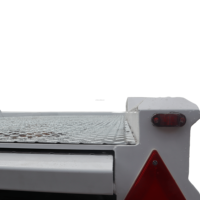 Remorque porte-voitures à double essieu avec deux rampes de chargement, conception à plateau plat robuste pour le transport de voitures et de VTT