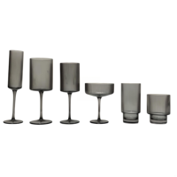 Ensemble de verres à vin à pied cannelés gris fumé, verres à champagne et gobelets pour la décoration de table à la maison et au restaurant