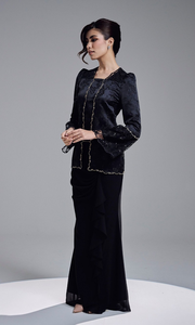 Ensemble formel musulman de luxe en dentelle jacquard 3/1, comprenant un cardigan ouvert à manches bouffantes et bordure dorée, et une jupe longue sirène drapée à volants - Product Image 3
