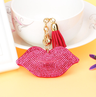 Porte-clés style lèvres rose poudré, strass thermocollants de haute qualité, accessoire élégant avec pompons pour sacs, produit très vendu
