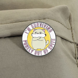 Broches de Esmalte con Diseño de Gato Tsundere, Humor Sarcástico, Frase 'Estoy Sobreviviendo a Través de la Miseria', Broche de Solapa, Venta al por Mayor - Product Image 3