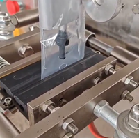 Machine d'emballage verticale automatique pour sachets de liquides visqueux à coins arrondis de forme spéciale