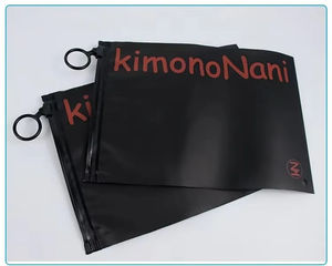 Sacs refermables adhésifs givrés avec logo personnalisé et anneau de traction noir pour l'emballage - Product Image 4