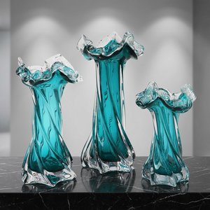 Vase à fleurs de table en verre soufflé artisanal Crystal Coast, bleu, style Art Déco, durable, à volants irréguliers, pour décoration de mariage et de maison - Product Image 1