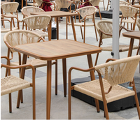 Ensemble de salle à manger d'extérieur en rotin style bohème, table en bois massif et chaises en osier pour patio, balcon et restaurant