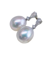 Pendientes de Oro de 18K con Dos Diamantes Cultivados en Laboratorio y Perla Blanca Australiana de Agua Salada
