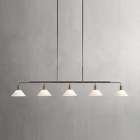 Suspension linéaire minimaliste moderne en laiton certifié avec cônes en verre laiteux, idéale pour salle à manger et îlot de cuisine