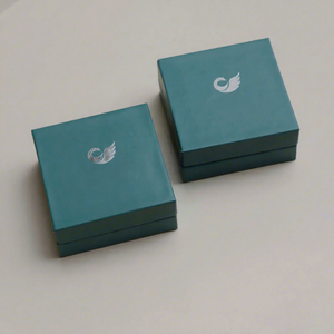 Boîte rigide bleu marine avec logo estampé à chaud, design OEM gratuit, pour emballage de bijoux, montres et lunettes, d'un fabricant vietnamien. - Product Image 1