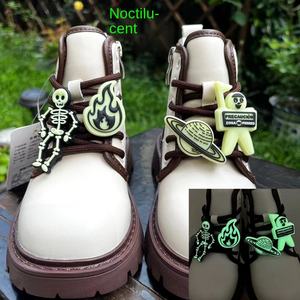 Zapatillas Blancas de Goma con Diseño Floral Decorativo Luminoso para Hebilla de Zapatos Simpson y Cordones Directos - Product Image 1