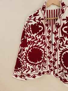 เสื้อแจ็คเก็ตบอมเบอร์กำมะหยี่ปักมือสีแดงแบบกลับด้านได้ เป็นมิตรกับสิ่งแวดล้อม ทรงสั้น สไตล์โบฮีเมียน ลายศิลปะพื้นบ้าน เหมาะสำหรับฤดูหนาว - Product Image 3