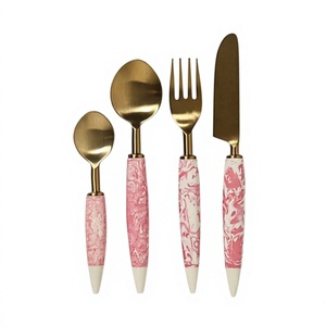 Ensemble de couverts de luxe en or, 4 pièces (cuillères, couteaux, fourchettes) avec manches en résine, designs personnalisables pour la décoration de table de mariage ou de fête - Product Image 1