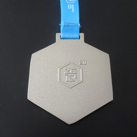 Design personnalisé X Logo en alliage de zinc argent moulé sous pression médailles en métal avec ruban