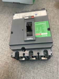 Interruptor Automático Enclavado EasyPact CVS160F (Interruptor de Aire) - Product Image 3