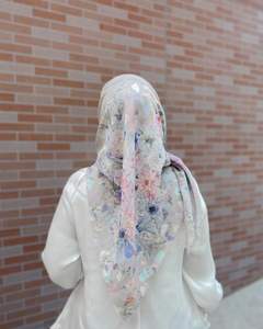 Satin bersinar dengan tepi kerang pita satin dengan potongan dicetak mikado satin kurung Punyaku dahlia hijab putih musim dingin - Product Image 2