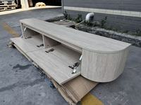 Console murale flottante incurvée en travertin clair, meuble TV mural avec rangement dissimulé pour les espaces de vie modernes