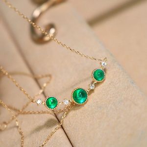 Collier en or jaune 18 carats pur AU750 de haute qualité avec pendentif émeraude et perles de pierres précieuses naturelles, idéal pour la vente en gros de bijoux pour femmes - Product Image 4