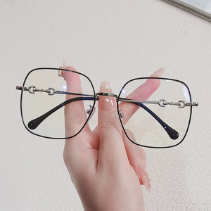 Lunettes anti-lumière bleue Yc5029 C1 carrées en métal, verres plats, lunettes de soleil tendance unisexe, monture moyenne, adaptées aux visages ovales - Product Image 1