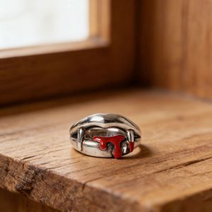 Anillo de Dedo Índice de Aleación con Diseño de Labios de Vampiro Vintage, Creativo y Personalizado, con Dientes de Vampiro y Lágrimas de Sangre, Estilo Exagerado y Apetecible, Abierto y Ajustable - Product Image 1