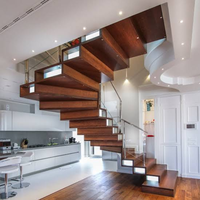 Escalier flottant empilé sur mesure avec structure en bois et marches en bois massif pour les intérieurs de villas haut de gamme
