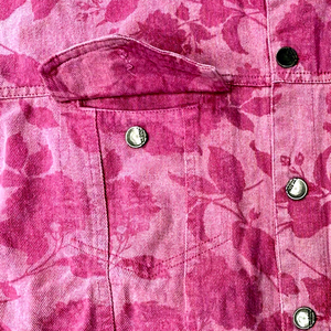 เสื้อแจ็คเก็ตยีนส์พิมพ์ลายดอกไม้สีชมพูสำหรับผู้ชาย คอปกแบบพับได้ ทรงปกติ สไตล์ฤดูใบไม้ผลิ - Product Image 5