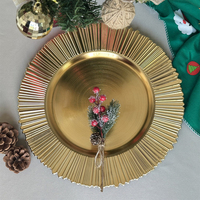 Nouvelles assiettes de présentation rondes de luxe européennes réutilisables de 13 pouces en plastique doré et argenté pour la décoration de table de mariage et de fête