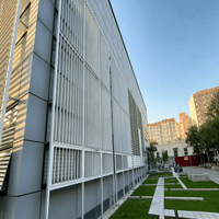 Façade de bâtiment d'appartements résidentiels, mur rideau, ventilation, décoration, ombrage léger, persienne verticale moderne en aluminium