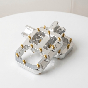 ที่พักเท้าอะลูมิเนียม CNC พร้อมสกรูสีไทเทเนียมสำหรับมอเตอร์ไซค์วิบากไฟฟ้าสำหรับ Sur-Ron Light Bee X XS 79Bike - Product Image 3