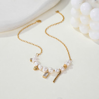 Collier élégant en acier inoxydable plaqué or 18 carats avec pendentif cœur et perle baroque d'eau douce ornée de cristaux baguette, idéal pour le quotidien