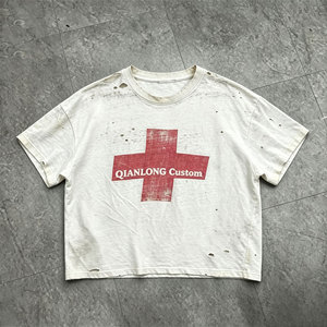 Camiseta de algodón slub lavado personalizada de fábrica para hombre, con estampado vintage, agujeros desgastados y deshilachados, estilo streetwear. Proveedor de algodón slub. - Product Image 1