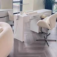 Bureau de manucure moderne personnalisé avec des étagères de rangement spacieuses, table élégante pour salon, spa, studio de beauté, réception
