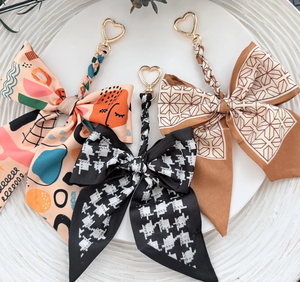 พวงกุญแจโบว์ทำมือ ผ้าพันคอไหมทอมือ พวงกุญแจห้อยกระเป๋า พวงกุญแจกระเป๋าถือ อุปกรณ์ตกแต่งกระเป๋า - Product Image 1