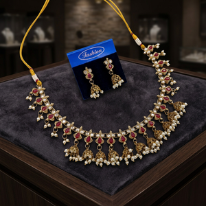 Conjunto nupcial chapado en oro: Collar choker, pendientes colgantes y tikka étnico de circonita. Última tendencia para bodas, compromisos y aniversarios. - Product Image 3
