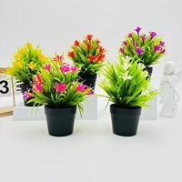 Tanaman Anggrek Palsu Kecil Merah 17 Bunga yang Elegan dalam Pot Hitam untuk Dekorasi Rumah, Meja, Lobi Hotel, dan Resepsi.