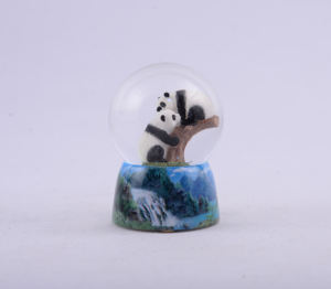 Escultura de Animal Panada Pintada a Mano en Resina, Globo de Nieve, Estatua Tradicional de la Marca JARLL, Coleccionable para Navidad China - Product Image 1