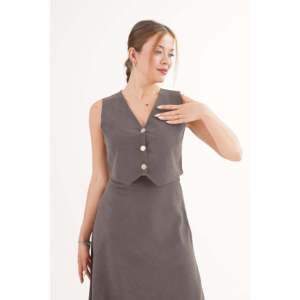 Ensemble élégant pour femme, deux pièces, sans manches, veste et jupe en satin anthracite avec boutons dorés - Product Image 2