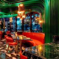 Mobilier commercial moderne pour bar et restaurant : Ensemble de canapés et banquettes en velours rouge pour café, table et chaises en bois pour projet de salon.