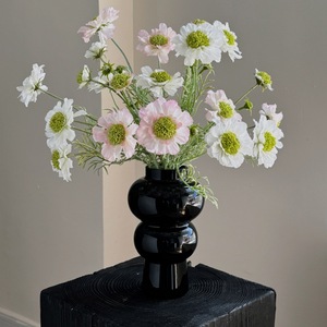 Bouquet de chrysanthèmes floqués blancs et roses en soie pour la décoration intérieure et les accessoires de mariage - Product Image 1